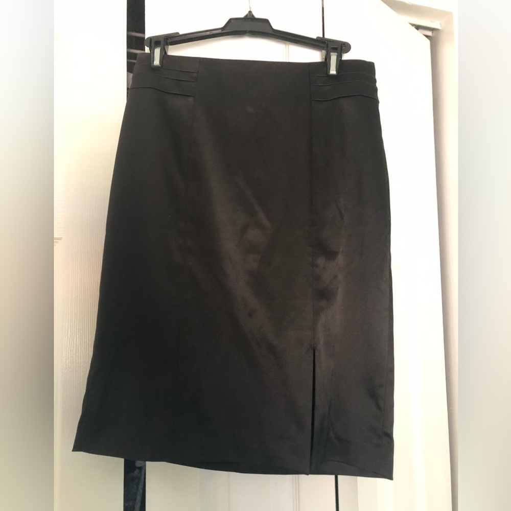 Like new sz 6 WHBM pencil skirt with slit, side zipper. Smooth, shiny w/lining